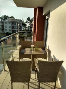 Balkon lub taras w obiekcie Apartament 7M z Basenem w jednym budynku Rewal, free private parking, Park rozrywki HOSSOLAND 30 minut
