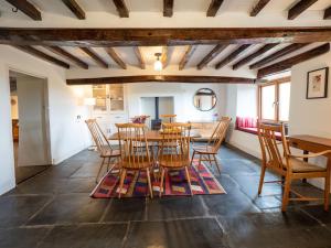 comedor con mesa y sillas en Wayside Cottage 1637 en Millom