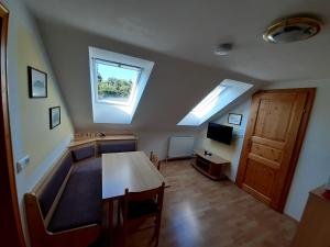 Pokój ze stołem i dwoma świetlikami w obiekcie Schilcherweinbau Vollmaier vlg. Wieser w mieście Sankt Stefan ob Stainz
