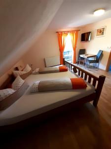 sypialnia z dwoma łóżkami i jadalnią w obiekcie Schilcherweinbau Vollmaier vlg. Wieser w mieście Sankt Stefan ob Stainz