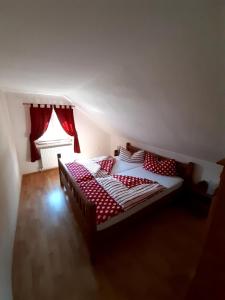 Łóżko lub łóżka w pokoju w obiekcie Schilcherweinbau Vollmaier vlg. Wieser
