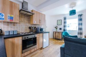 Köök või kööginurk majutusasutuses Stylish Chester City Centre apartment by 53 Degrees Property, Ideal for Couples & Business Professionals - Sleeps 4 +19 fotot