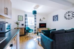 Televiisor ja/või meelelahutuskeskus majutusasutuses Stylish Chester City Centre apartment by 53 Degrees Property, Ideal for Couples & Business Professionals - Sleeps 4