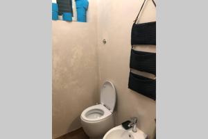 un baño con inodoro y bidé en Casina Marina, en Marina di Pisa 10 fotos más