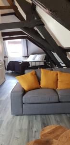 un divano con cuscini gialli in soggiorno di De Biecorff a Middelburg