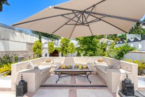 een grote witte parasol op een patio bij Genteel Home Carmen San Ignacio in Granada +31 foto's