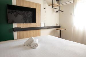 The Originals City Hôtel Bordeaux Porte du Bassin客房内的一张或多张床位