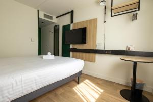 The Originals City Hôtel Bordeaux Porte du Bassin客房内的一张或多张床位