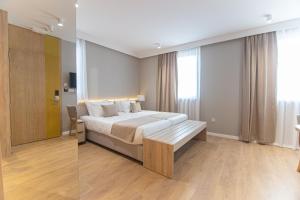um quarto com uma cama com um banco em Kalima Resort Mostar em Mostar
