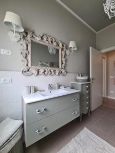 łazienka z umywalką i lustrem w obiekcie Sofia's Cottage w mieście Sommacampagna