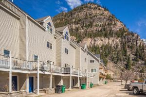 una fila de casas frente a una montaña en River Park 1241, en Ouray