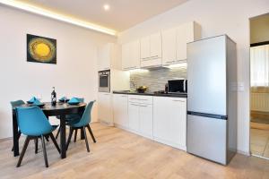 Η κουζίνα ή μικρή κουζίνα στο NETTA APARTMAN
