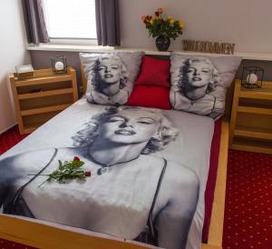 Postel nebo postele na pokoji v ubytování Hotel Garni am Eckernweg