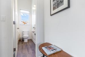 Ένα μπάνιο στο 749 Sherman Street +29 φωτογραφίες