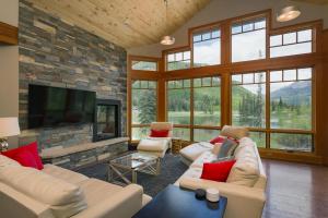 ein Wohnzimmer mit Sofas und einem Flachbildfernseher in der Unterkunft Twilight 192 Tacoma Drive in Durango Mountain Resort