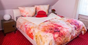 Postel nebo postele na pokoji v ubytování Hotel Garni am Eckernweg