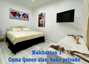 Un pat sau paturi într-o cameră la Apartamento María Pita