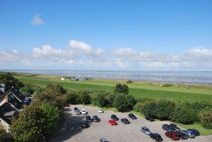 een luchtzicht op een parkeerplaats naast de oceaan bij Haus Atlantic Whg. 402 in Cuxhaven