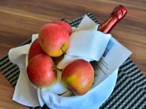 un tazón de manzanas rojas con un cepillo de dientes. en The Cozy Lindau No 1 en Lindau