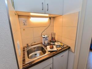 une petite cuisine avec un évier et un mixeur dans l'établissement The Cozy Lindau No 1, à Lindau 10 autres photos