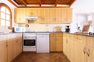 Kuchnia lub aneks kuchenny w obiekcie Casa Platano - Private pool - Ocean View - BBQ - Garden - Terrace - Free Wifi - Child & Pet-Friendly - 4 bedrooms - 8 people