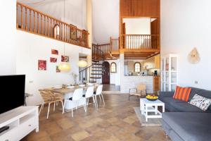 salon z kanapą i stołem w obiekcie Casa Platano - Private pool - Ocean View - BBQ - Garden - Terrace - Free Wifi - Child & Pet-Friendly - 4 bedrooms - 8 people w mieście Poris de Abona