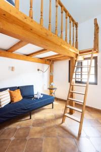 salon z niebieską kanapą i schodami w obiekcie Casa Platano - Private pool - Ocean View - BBQ - Garden - Terrace - Free Wifi - Child & Pet-Friendly - 4 bedrooms - 8 people w mieście Poris de Abona
