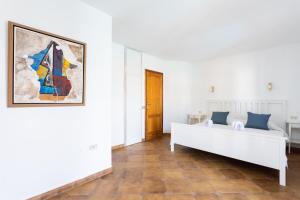 sypialnia z łóżkiem i obrazem na ścianie w obiekcie Casa Platano - Private pool - Ocean View - BBQ - Garden - Terrace - Free Wifi - Child & Pet-Friendly - 4 bedrooms - 8 people w mieście Poris de Abona +37 zdjęć