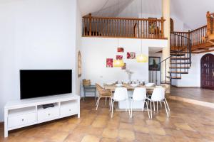 Telewizja i/lub zestaw kina domowego w obiekcie Casa Platano - Private pool - Ocean View - BBQ - Garden - Terrace - Free Wifi - Child & Pet-Friendly - 4 bedrooms - 8 people