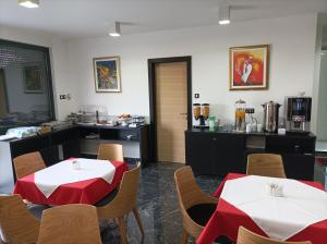 VILLA JANE INN tesisinde bir restoran veya yemek mekanı