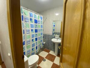 La salle de bains est pourvue de toilettes et d'un lavabo. dans l'établissement FONDA CHIQUITO, à Alhama de Almería