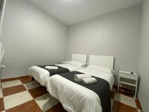 two beds sitting next to each other in a room at Fonda Chiquito in Alhama de Almería