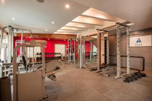 uma sala de fitness com um ginásio com máquinas de andar em La-Paz Gardens Beacon Hotel - Vasco da Gama Goa em Vasco da Gama