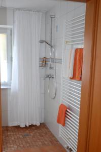 Kamar mandi di Ferienwohnung Kitzelmann