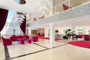 Lobbyen eller receptionen på Ramada by Wyndham Istanbul Sile