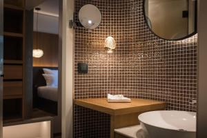 a bathroom with a sink and a mirror at Le Pélican in Annecy