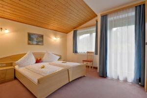 Tempat tidur dalam kamar di Landhaus Alpina
