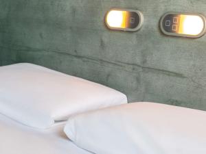 Postel nebo postele na pokoji v ubytování ibis budget Meudon Paris Ouest
