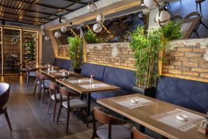 Hotel Borneo餐厅或其他用餐的地方