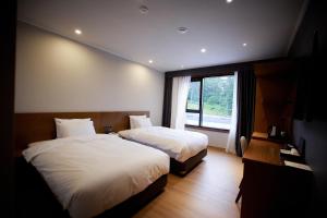 a bedroom with two beds and a window at Hotel The Star in Yeonggwang +69 photos