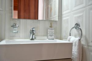 Kúpeľňa v ubytovaní Arco I/ Downtown Rustic Apartment/4 min from port + 37 fotografií