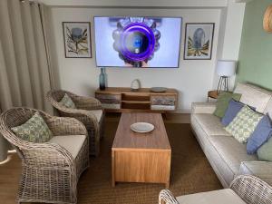 sala de estar con sofá, sillas y mesa en Playa 12 - El lujo de estar en 1ª Línea de playa en Gijón