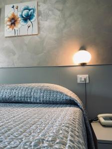 سرير أو أسرّة في غرفة في Hotel Vallisdea
