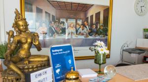 a statue sitting on a desk in an office at Hotel Garni am Eckernweg in Celle