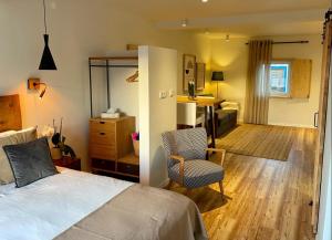 奧德賽克斯的住宿－卡薩斯都莫音胡- 賽車德阿爾德亞酒店，一间卧室配有一张床、一把椅子和一张书桌