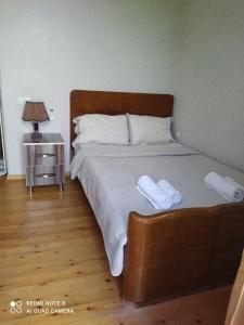 1 dormitorio con 1 cama con 2 toallas en GUEST HOUSE DAVID, en Signagi