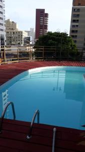 una gran piscina en la parte superior de un edificio en Flat Luzon, en Fortaleza