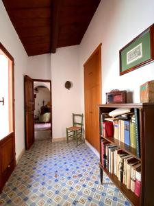 Villa Tana Pacenzia في تشفالو: غرفة مع رف كتاب وباب