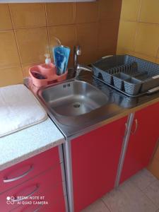 fregadero de cocina con una cesta en la encimera en Studio Bella, en Rovinj