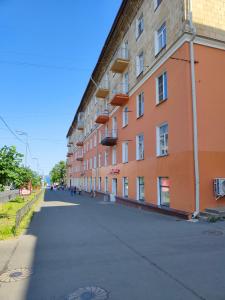 ペトロザヴォーツクにある"Apartment na Lenina 5" Самостоятельное заселение 24x7の建物前空き道